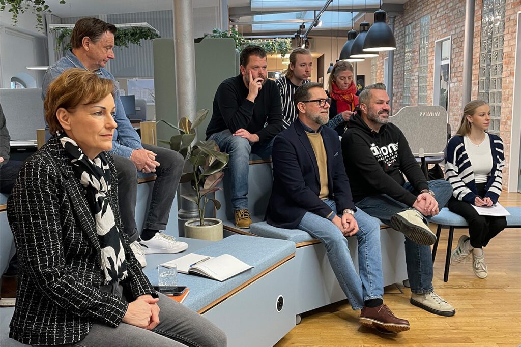 Gruppenfoto der Teilnehmer der Hauser Academy im DAS München – zufriedene Teilnehmer nach einem erfolgreichen Schulungstag in modernem Ambiente.